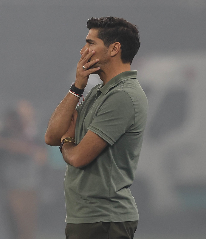 No Palmeiras, técnico Abel Ferreira pode ficar sem zagueiro Micael para 2026