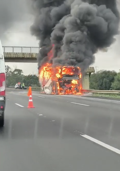 Ônibus pega fogo na Rodovia dos Bandeirantes na manhã desta quarta em Campinas