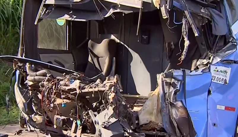 Ônibus que saiu de Campinas se envolve em engavetamento na Dutra e motorista morre