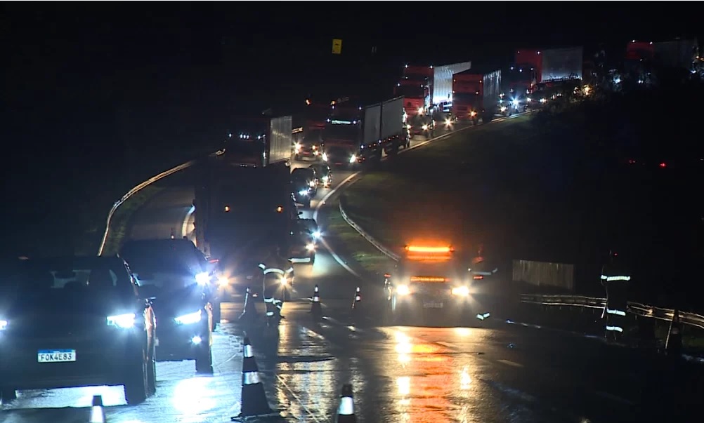 Pedestre morre atropelado por carreta na Rodovia Dom Pedro