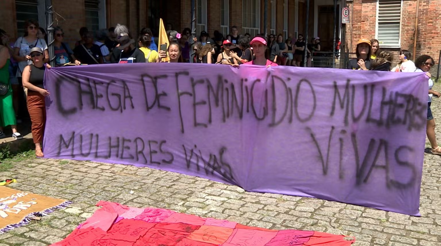 Protesto em Campinas denuncia feminicídios e exige ações contra violência às mulheres