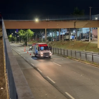 Homem morre atropelado ao atravessar pista em trecho com passarela