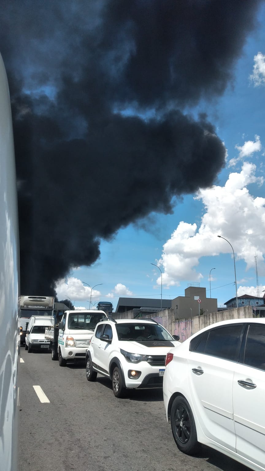 Depósito de recicláveis pega fogo próximo ao Hospital Ouro Verde 