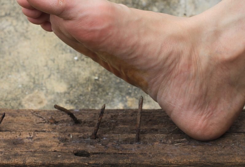 Homem de 63 anos pega tétano após acidente com prego em Sumaré; ele segue internado