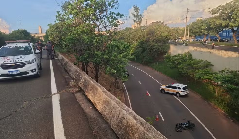 Motociclista morre após atropelar pedestre e cair em ribanceira em Campinas 
