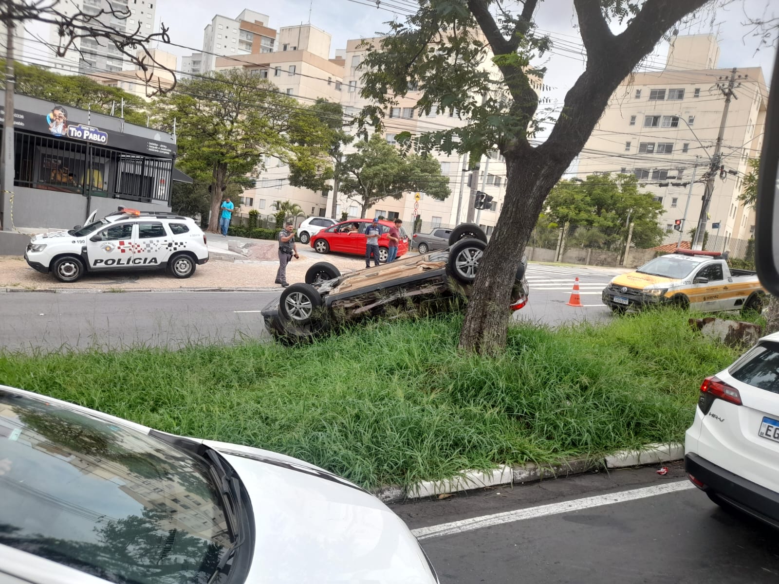 Carro capota após acidente em cruzamento da Jorge Tibiriçá em Campinas