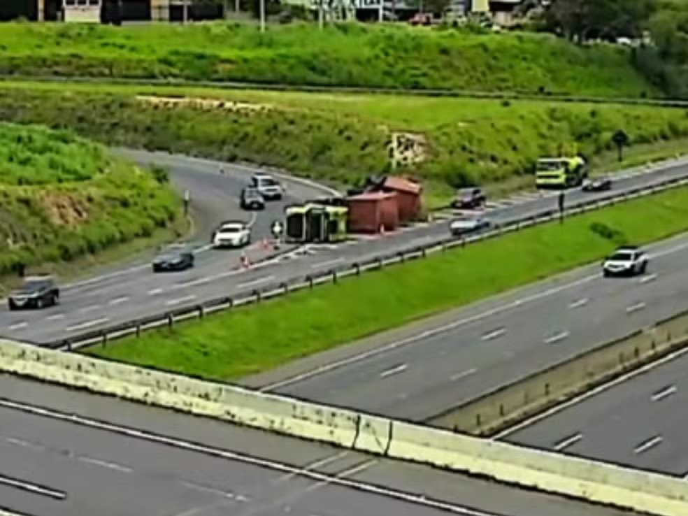 Caminhão carregado com 44 toneladas de café tomba em rodovia de Campinas