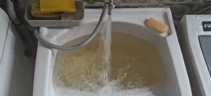 Moradores de Artur Nogueira reclamam do mau-cheiro na água há uma semana