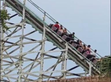 Parada técnica deixa visitantes presos em montanha russa no Hopi Hari