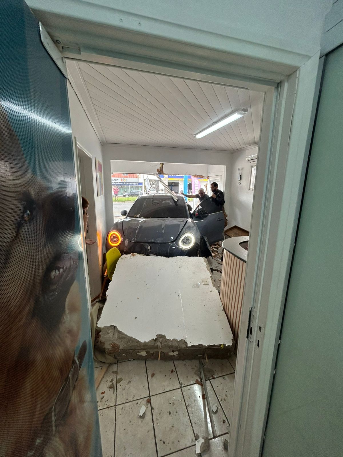 Carro invade clínica veterinária em Americana; ninguém ficou ferido 