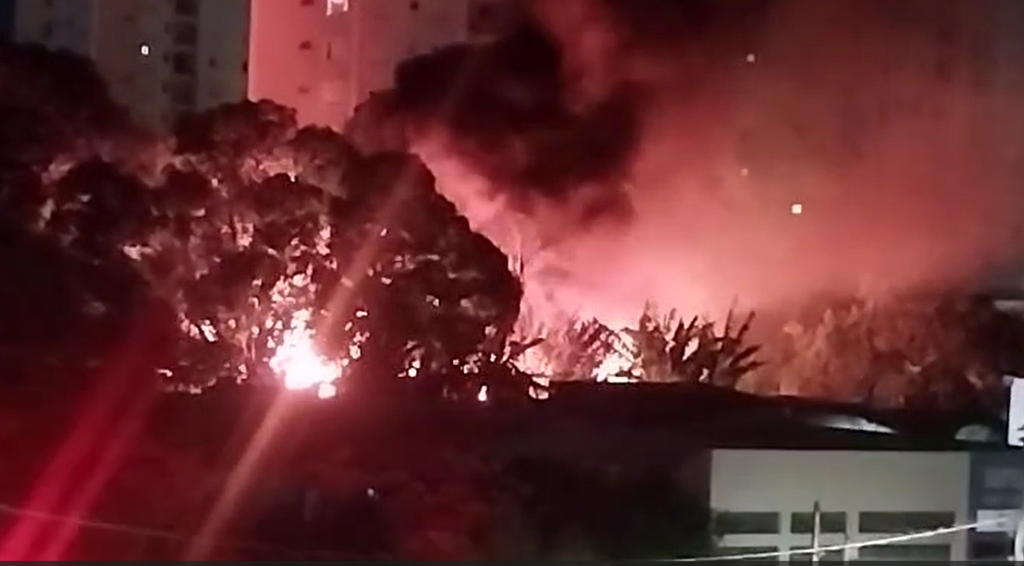 Incêndio atinge depósito de recicláveis na Vila Industrial, em Campinas