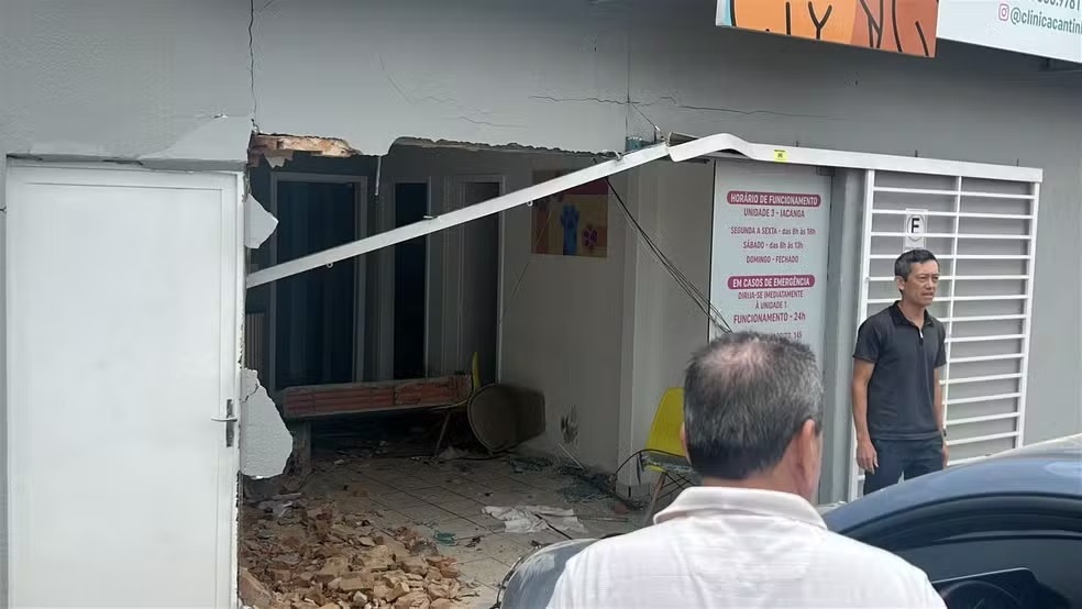 Motorista perde controle do carro e invade clínica veterinária em Americana
