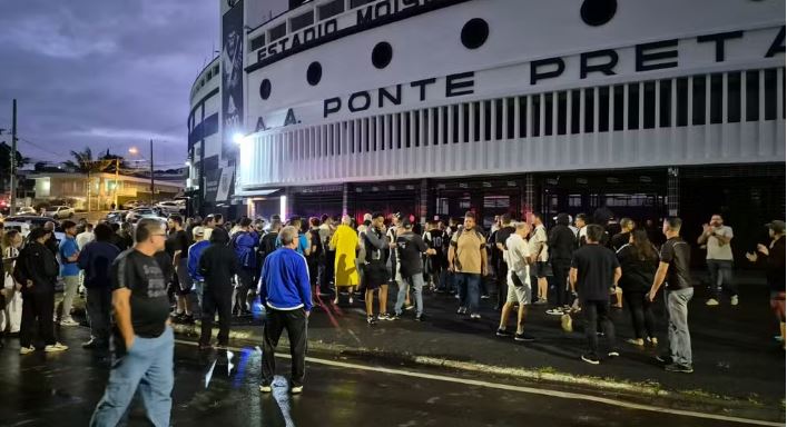 Torcedores protestam contra diretoria da Ponte Preta