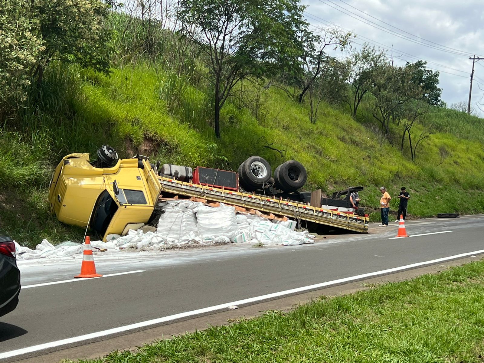 Caminhão tomba na Luiz de Queiroz, em Santa Bárbara D’Oeste; há lentidão no trecho