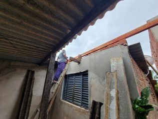 Vendaval destelha casas e derruba árvores em Capivari