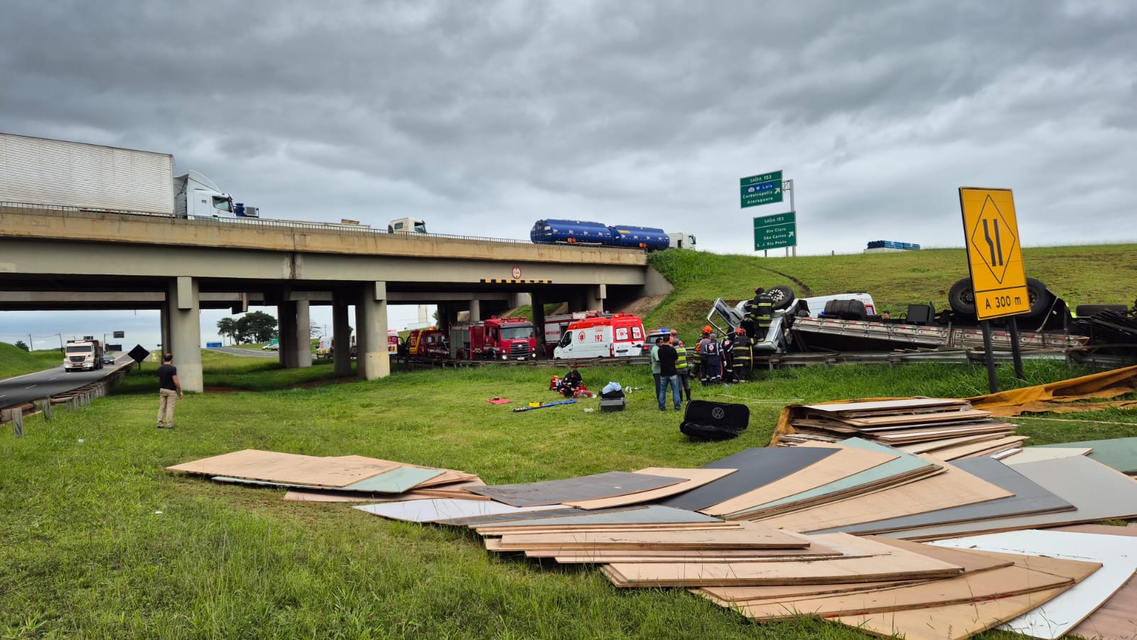 Caminhão tomba e bloqueia acesso da Anhanguera para a Washington Luís