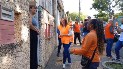 Equipes batem à porta da casa de Cristiane Maria Caetano da Cruz, na Vila Nogueira, em Campinas, durante mutirão de combate à dengue.