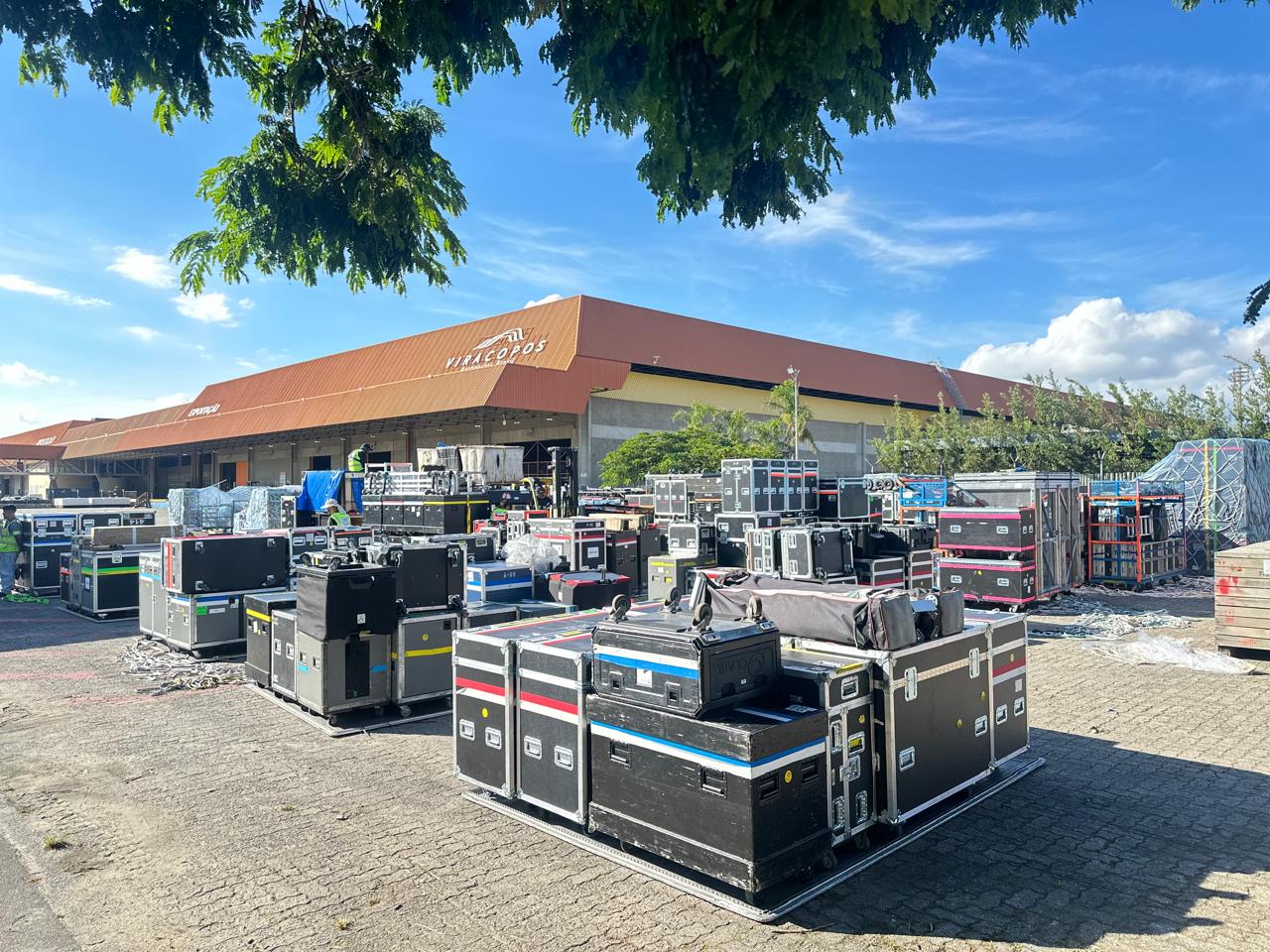 Viracopos realiza exportação de 212 toneladas de equipamentos da turnê de Bad Bunny 