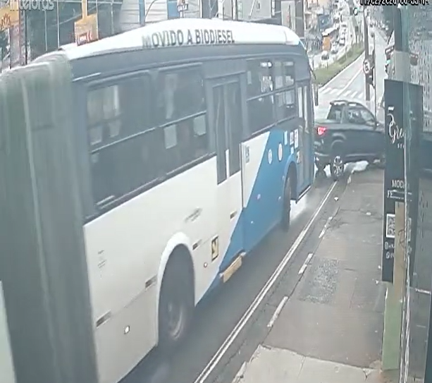 Ônibus colide contra caminhonete na Amoreiras, em Campinas