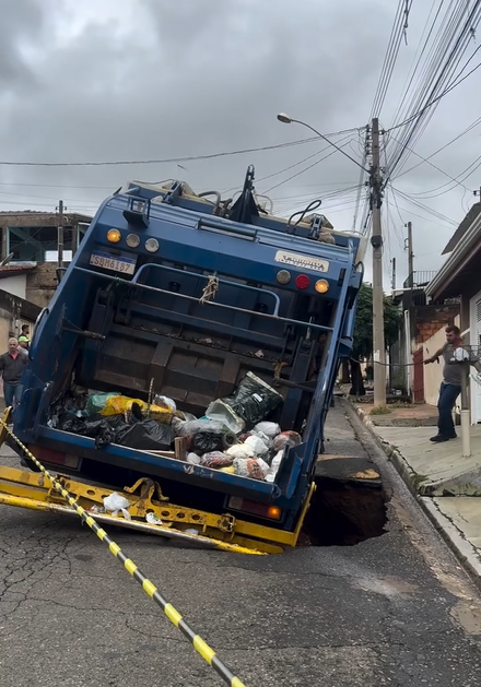 Asfalto afunda e caminhão de lixo fica preso em buraco em Artur Nogueira