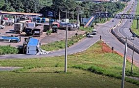 Caminhão tomba e interdita Trevo do Laranjão em Paulínia