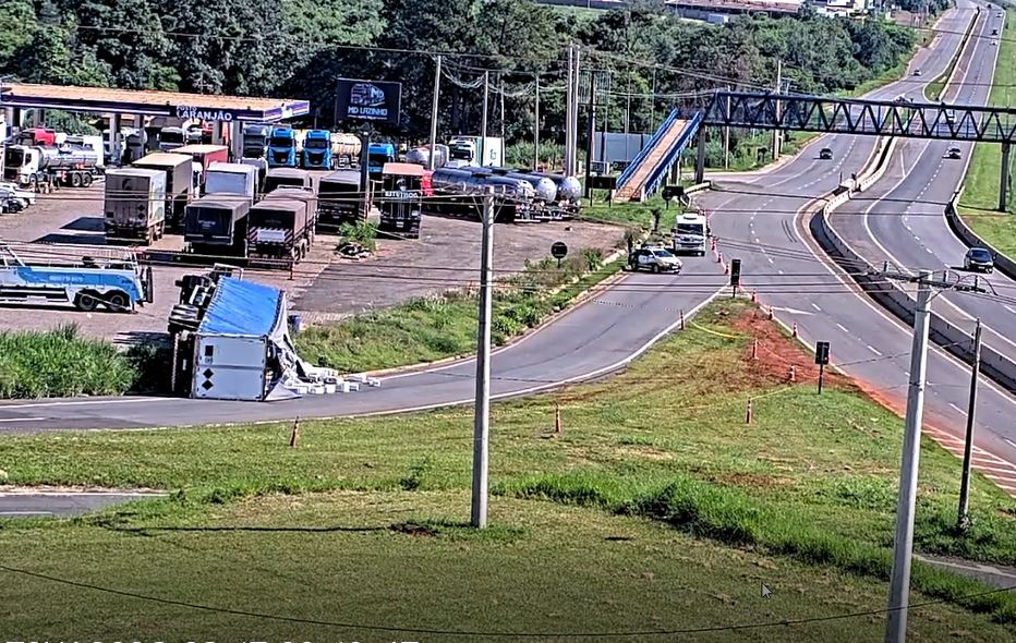 Caminhão tomba e interdita alça do Trevo do Laranjão em Paulínia