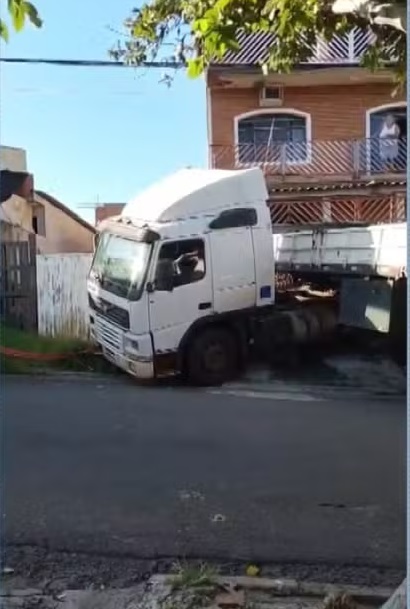 Carreta perde controle e atinge duas casas em Paulínia