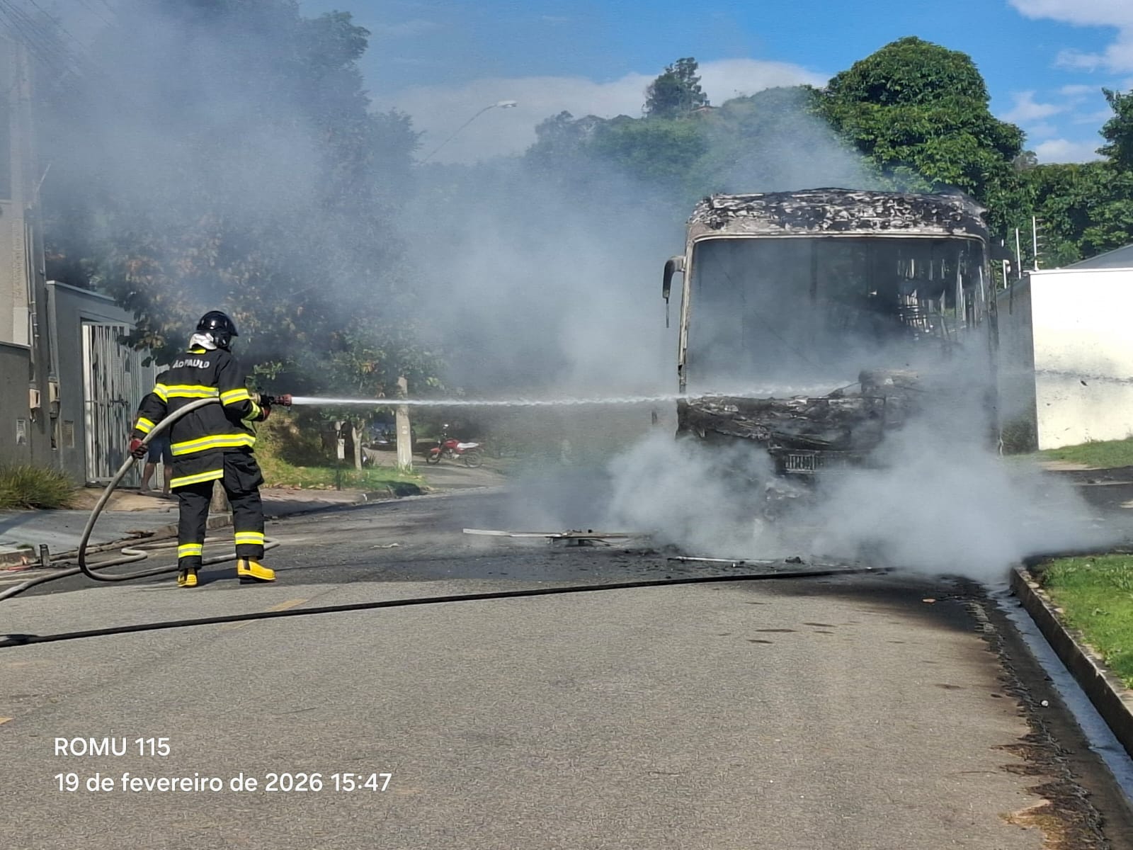 Ônibus fretado pega fogo na região da Fazenda Santana, em Vinhedo