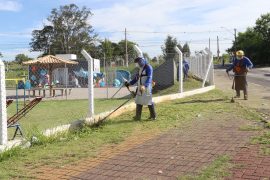 Imagem de arquivo mostra homem contratado por empresa terceirizada pela prefeitura cortando mato na região do Campo Grande