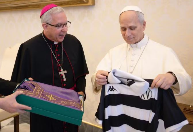 Papa Leão XIV é presenteado com a camisa do XV de Piracicaba