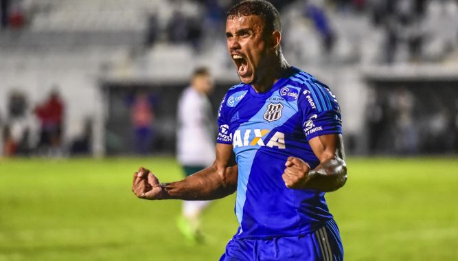 Ainda em busca de treinador, Ponte Preta acerta retorno de William Pottker