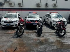 Três motos recuperadas em Campinas em frente a três viaturas da Polícia Militar em delegacia de Campinas