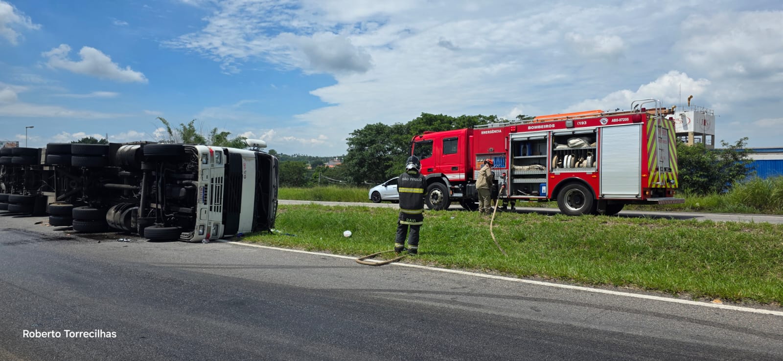 Carreta com engradados de cerveja tomba em Jaguariúna