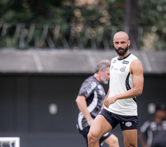 Na zona de rebaixamento e desfalcado, Santos enfrenta o Athletico-PR na Arena