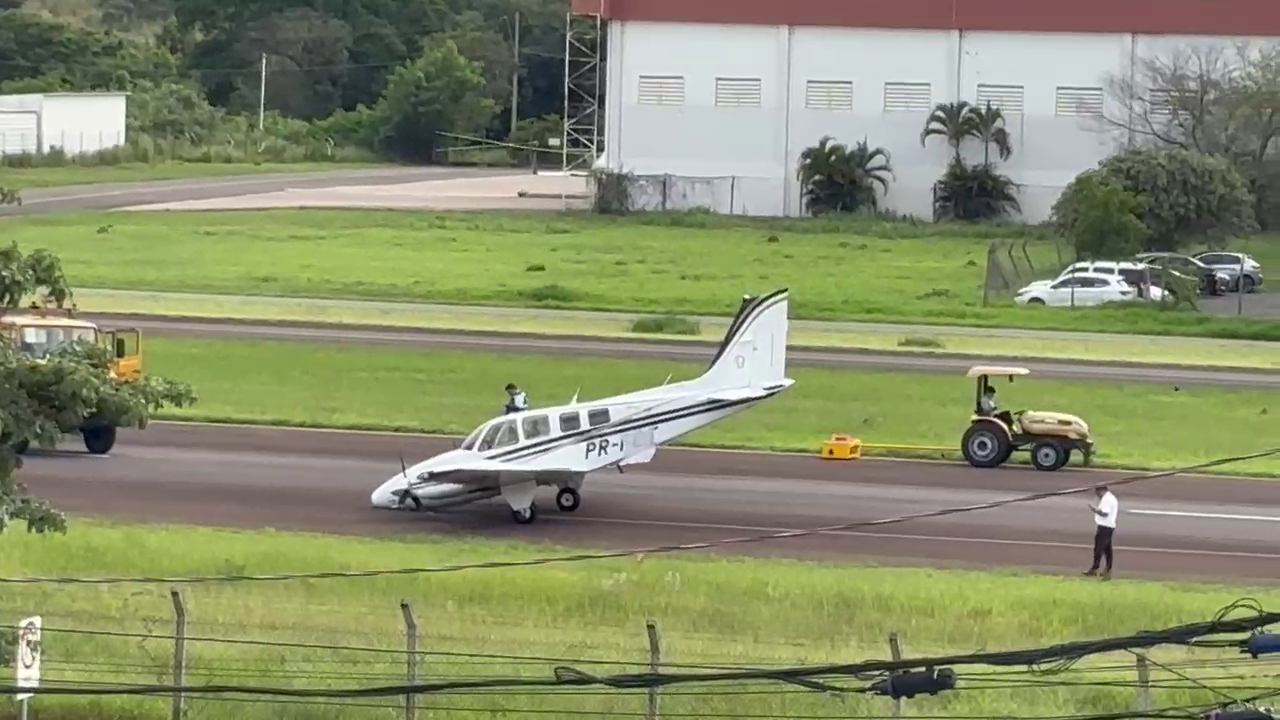 Avião bimotor faz pouso forçado no Amarais após colisão com pássaros