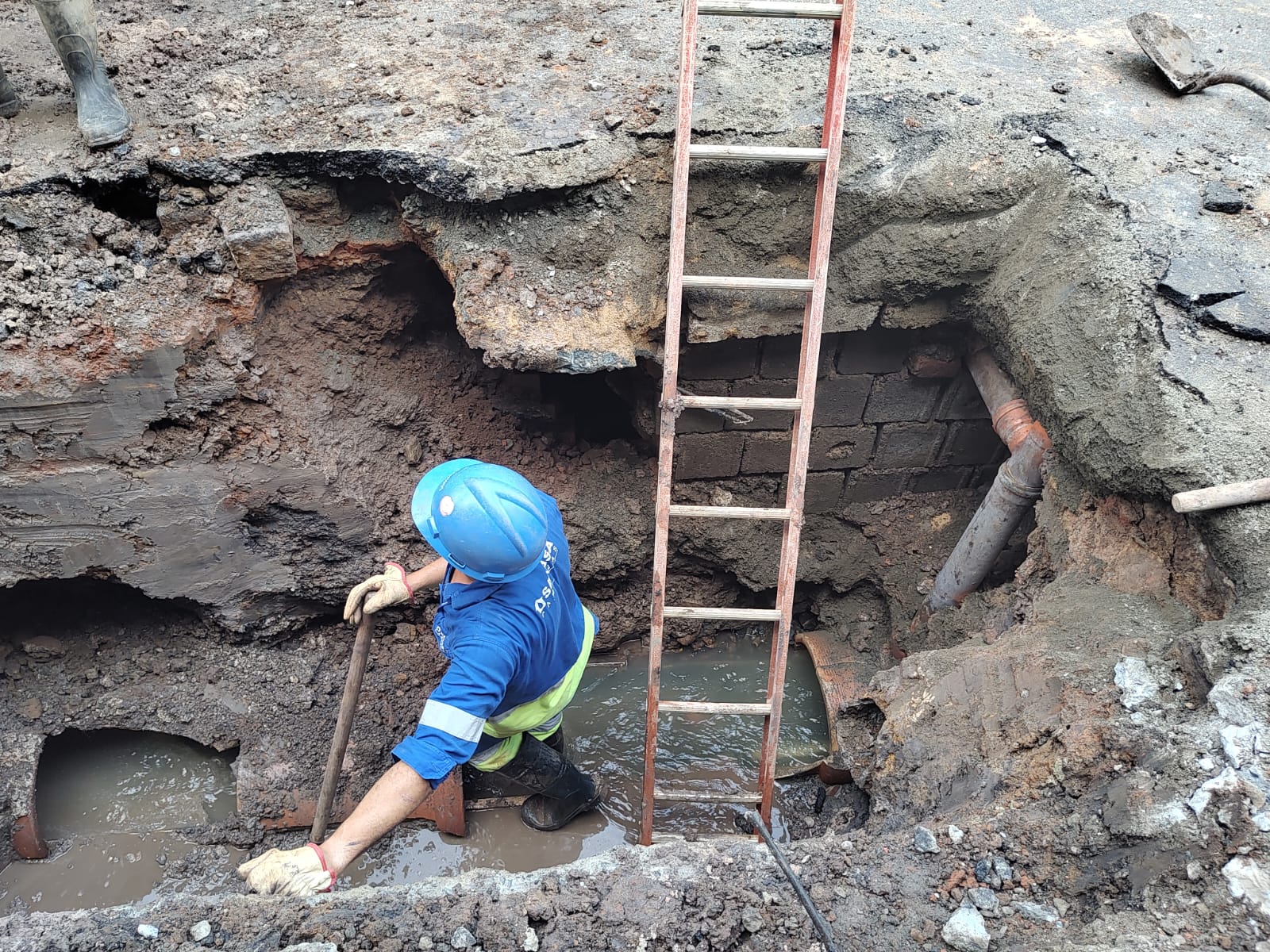 Asfalto cede na Barão de Jaguara e via está fechada para reparo