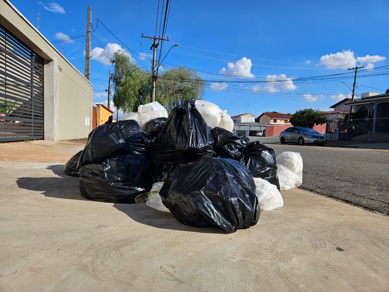 Falta de coletores volta a causar acúmulo de lixo na região do Santa Genebra