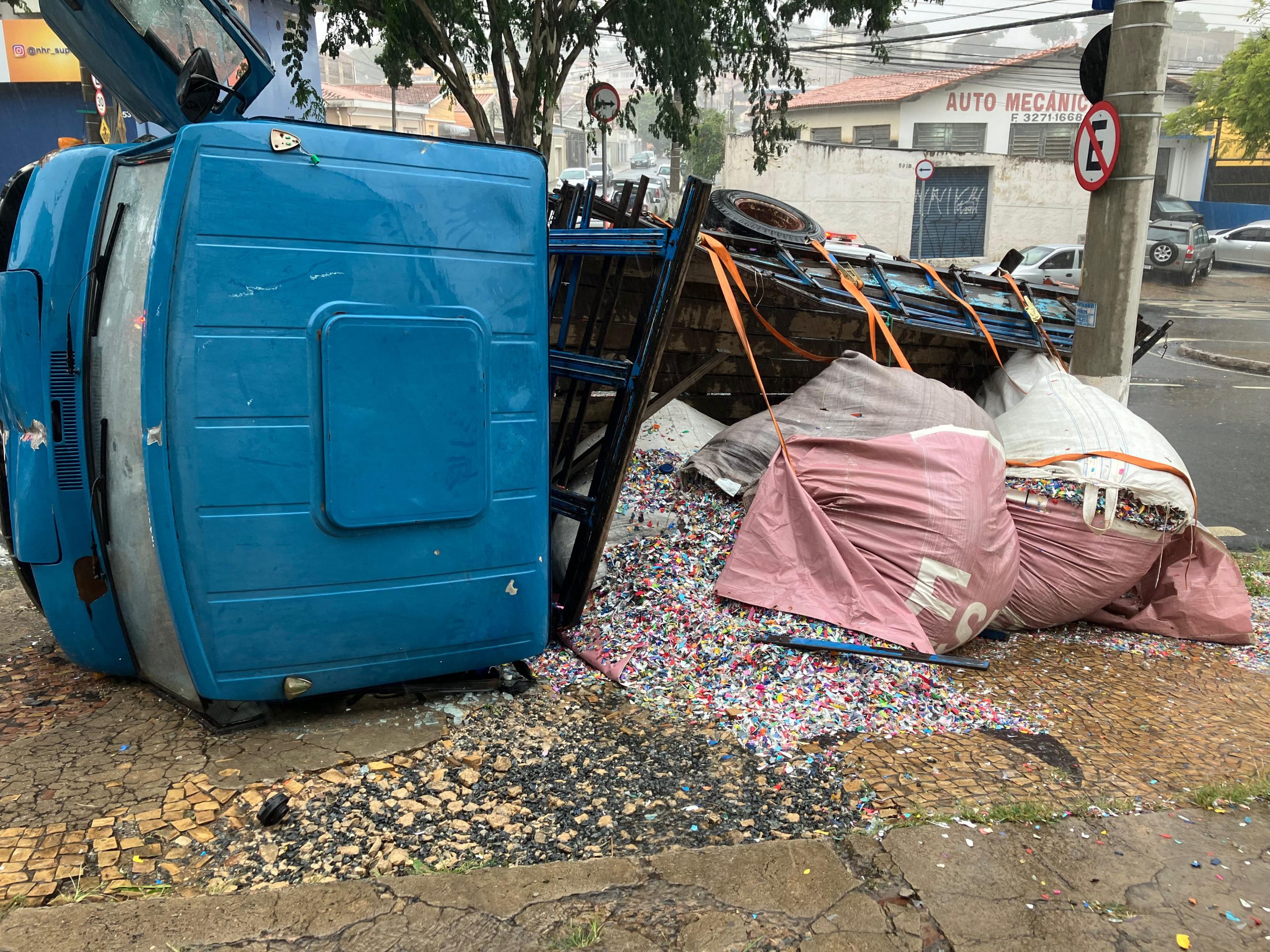 Caminhão “perde” freio e tomba na Avenida Jorge Tibiriçá, em Campinas