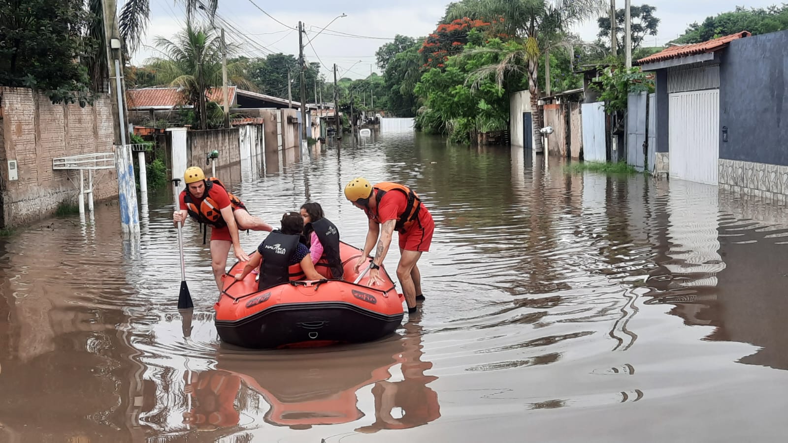 Temporal alaga casas e deixa ruas submersas em Hortolândia e Sumaré