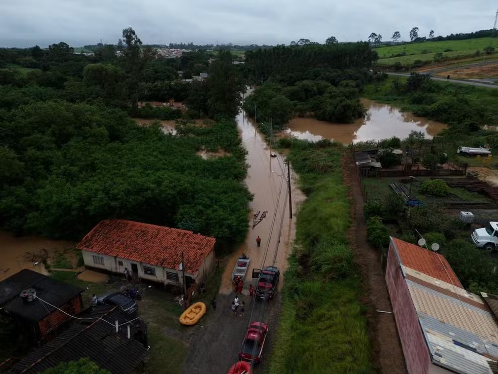 Nível do rio Capivari sobe quase meio metro em cerca de 7h; vias seguem alagadas  