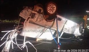 Picape tomba na Rodovia dos Bandeirantes e duas pessoas ficam feridas em Hortolândia