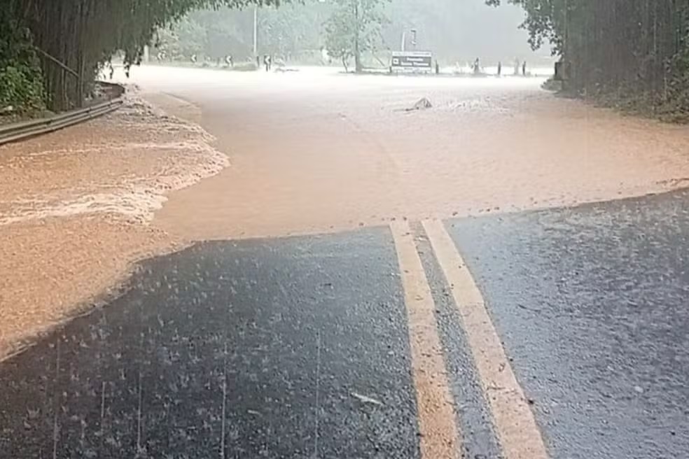 Chuva causa alagamentos e faz córrego transbordar em Serra Negra