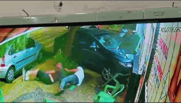 Carro invade calçada de bar e deixa feridos em Campinas