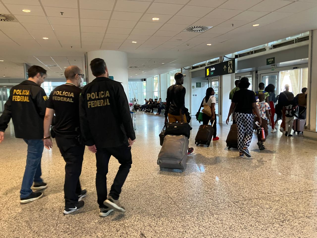 Mutirão libera primeiros haitianos que estavam retidos no Aeroporto de Viracopos