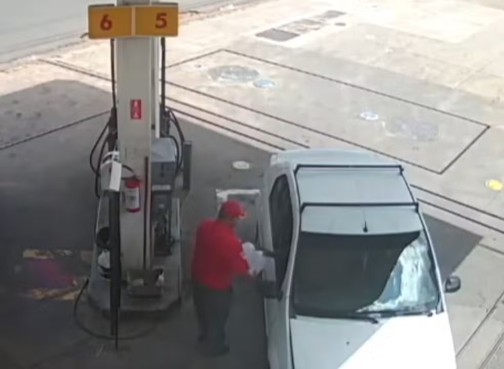 Homem é preso após jogar combustível na filha e capotar carro em Sumaré