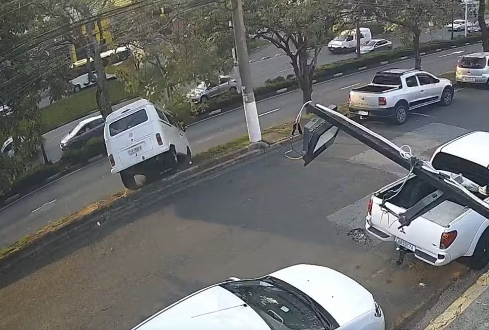 Kombi desgovernada atravessa canteiro da Prestes Maia e quase atinge motociclista em Campinas