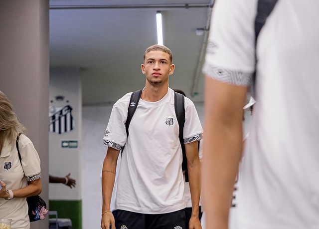 Sem Vinícius Lira, diretoria do Santos não pretende contratar lateral para substituí-lo