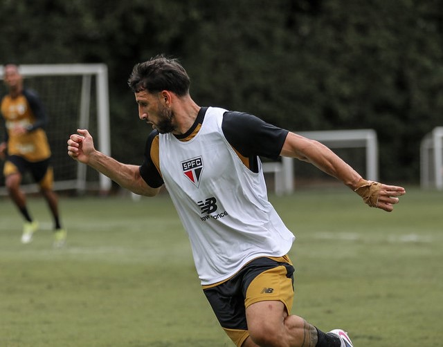 Diretoria do São Paulo conversa com Calleri para renovação de contrato