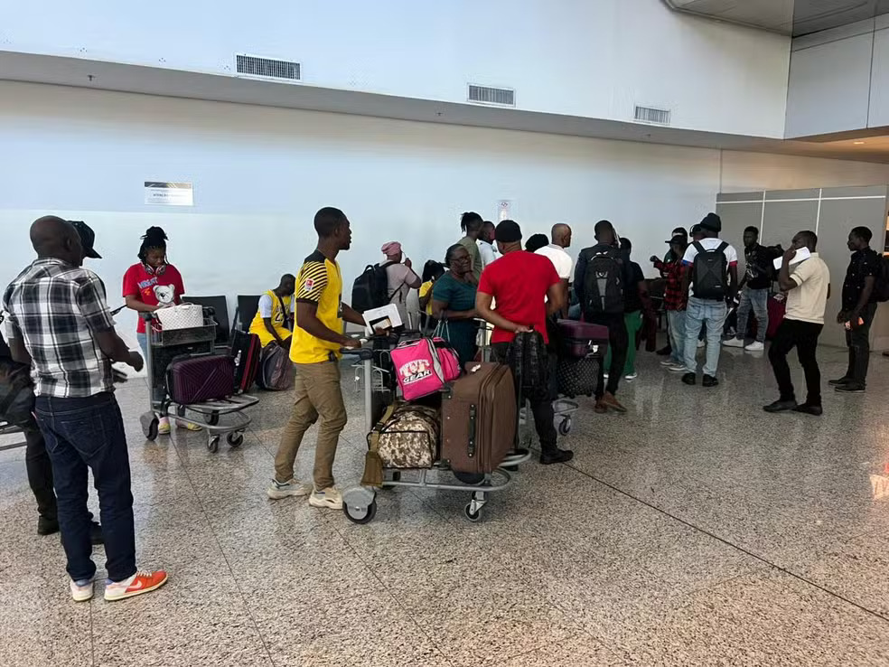 Força-tarefa libera grupo de haitianos que estavam retidos em Viracopos há três dias