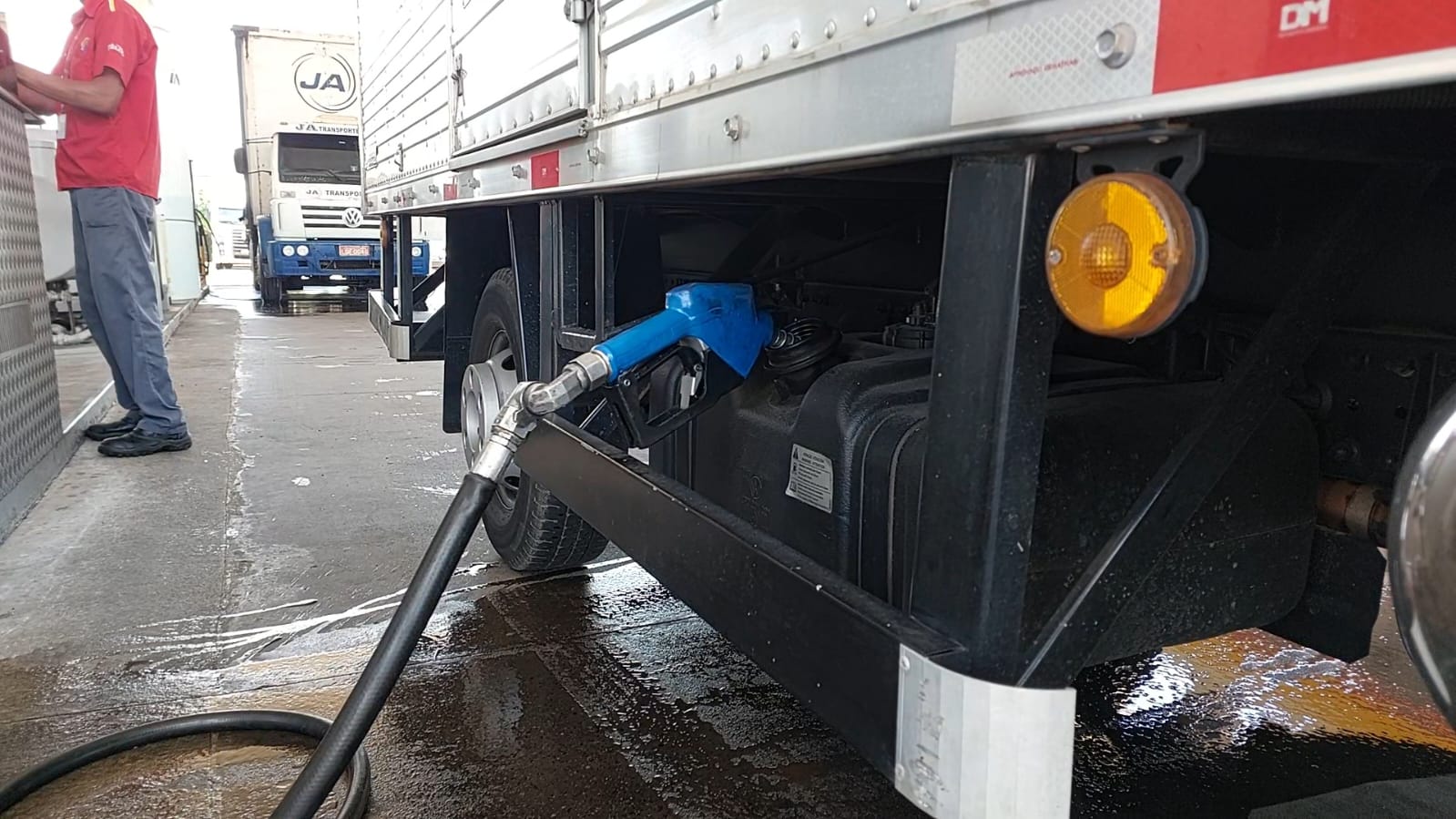 Postos relatam cortes na entrega de diesel e preços disparam nas bombas